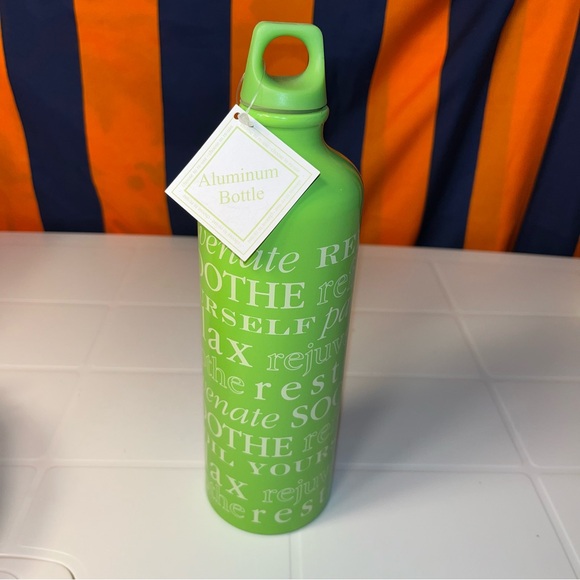 New with tag aluminum water bottle present company all over print green - Picture 1 of 7